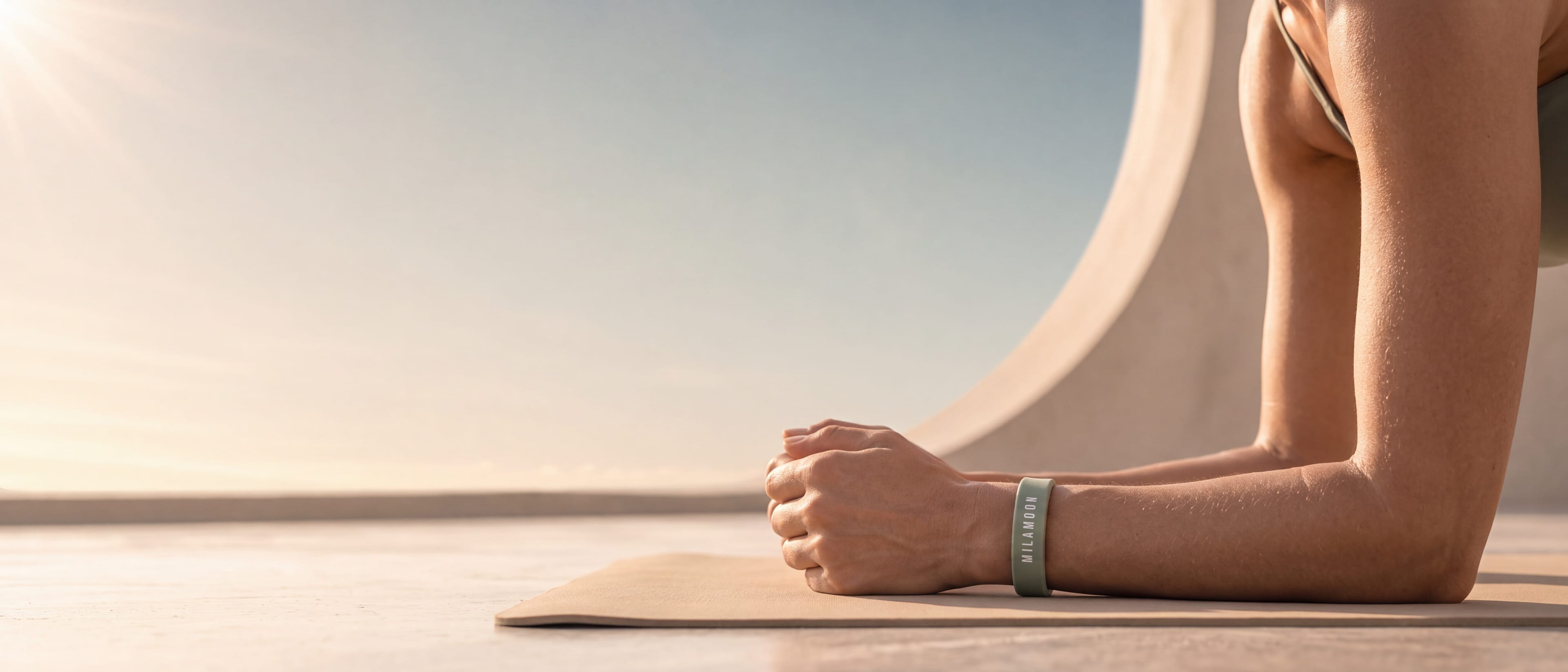 Unterarme im Stütz auf einer Matte, an einem Handgelenk das MILA-MOON-Armband
