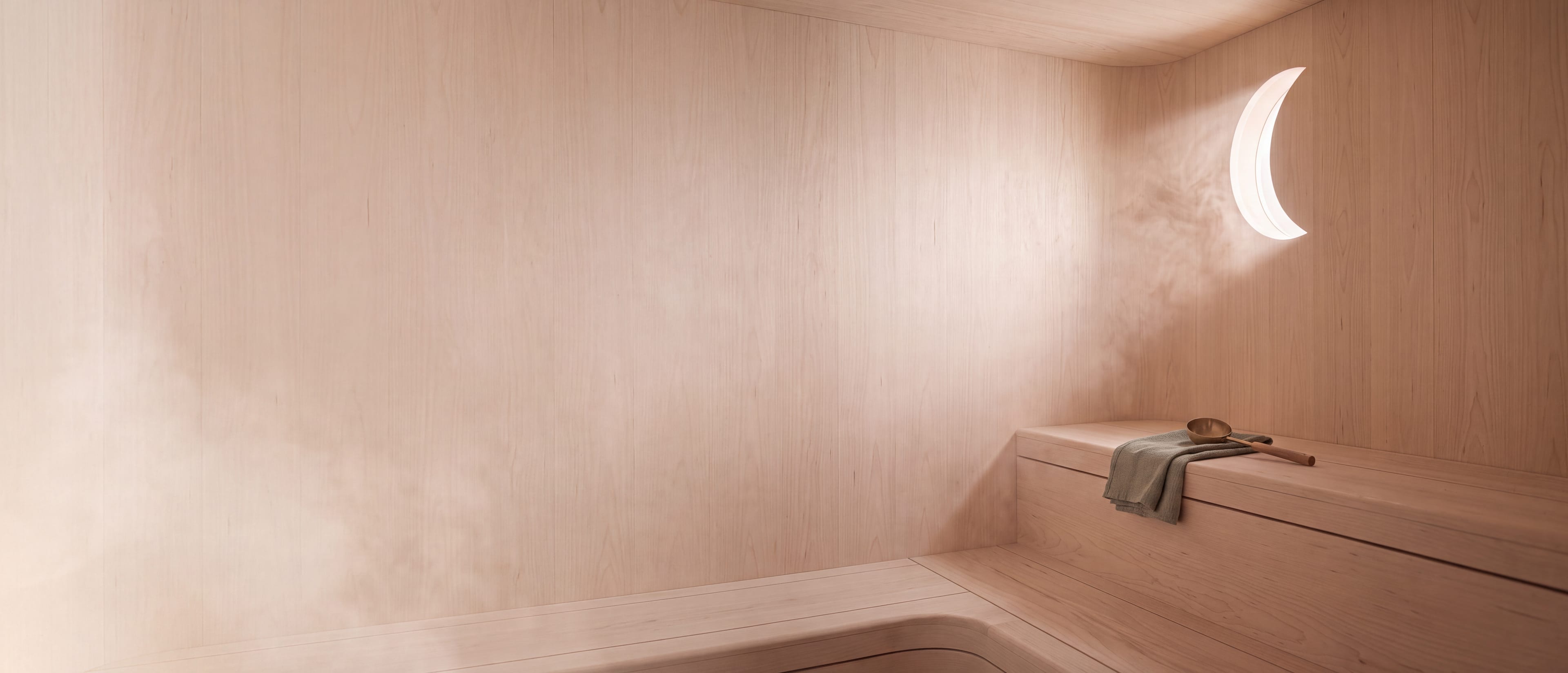Eine Sauna aus hellem Espenholz mit einem Fenster in Form einer Mondsichel, Dampf im warmen Licht, auf der Bank ein Leinentuch in Salbei und eine Kelle aus Messing